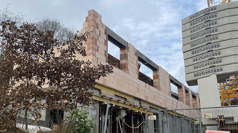 Die Rohbauarbeiten für den Neubau einer Augenarzt-Praxis in der Bad Brückenauer Leimbachstraße 65 laufen auf Hochtouren. Dr. Melanie Jäger und und ihr Ehemann Dr. Ralf Ungerechts wollen dort ab August/September 2022 praktizieren.       -  Die Rohbauarbeiten für den Neubau einer Augenarzt-Praxis in der Bad Brückenauer Leimbachstraße 65 laufen auf Hochtouren. Dr. Melanie Jäger und und ihr Ehemann Dr. Ralf Ungerechts wollen dort ab August/September 2022 praktizieren.