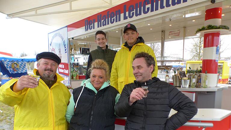 'Moin!' Gegen die Winterkälte in Kitzingen gönnen sich die Händler des Hamburger Hafenmarkts um 'Aale-Eddy' (links) erstmal einen Schnaps.