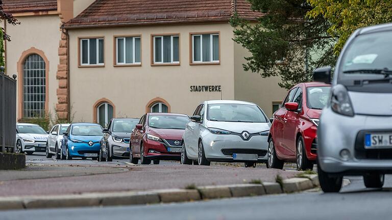 Mehr als 100 Fahrzeuge nahmen in Bad Kissingen an dem Rekordversuch, den weltweit längsten Korso aus rein elektrisch betriebenen Fahrzeugen zu bilden, teil.