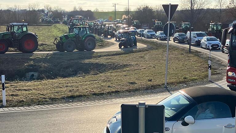 Der Konvoi aus mehreren Hundert Fahrzeugen setzt sich von Volkach aus in Richtung Biebelried in Bewegung.