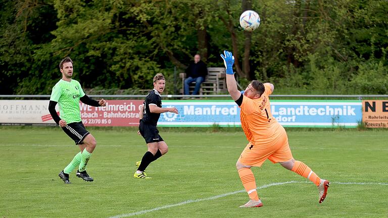 Es sieht fast nach einem abgewehrten Ball aus, doch tropft der Ball vom Zeiler Lukas Hager (Mitte, links daneben Andreas Bruchman) trotz Robert Nagys Abwehrversuch noch ins Netz der SG Stettfeld/Steinbach.