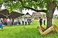 Joel Hartmann hat Holzbalken künstlerisch um einen Baum angeordnet. Vergleichbar mit einer zweiten Baumkrone oder einer Umarmung.