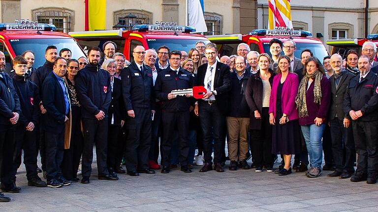 Ein Stadtrat, fünf Sprinter: Die neuen Fahrzeuge der Freiwilligen Feuerwehren in Würzburg wurden in einer Sitzungspause des Würzburger Stadtrats im Rathausinnenhof präsentiert.