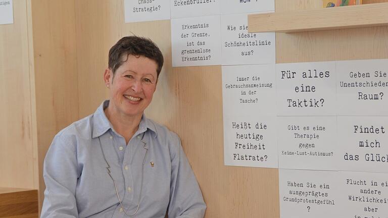 „Das Pferd frisst keinen Gurkensalat“ heißt die Installation von Linda Schwarz, die bis 15. Juni in der Stadtbibliothek Marktheidenfeld zu sehen ist.