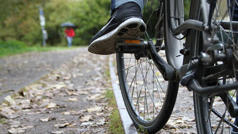 Radfahren hat seine Tücken, wie nun ein 64-Jähriger in Kitzingen feststellen musste (Symbolbild).