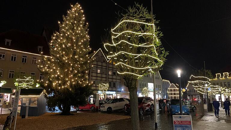 Die Kugel-Akazien am Marktplatz werden heuer keinen Lichterschmuck bekommen, beschloss der Stadtrat von Bad Neustadt. Die Kugel-Akazien am Marktplatz werden heuer keinen Lichterschmuck bekommen, beschloss der Stadtrat von Bad Neustadt.
