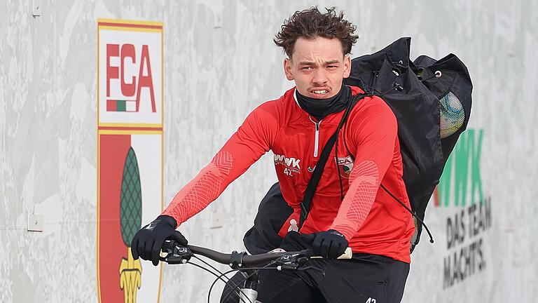 Fußball-Profi Aaron Zehnter aus Sonderhofen im Landkreis Würzburg ist per Fahrrad auf dem Weg zum Training beim FC Augsburg.