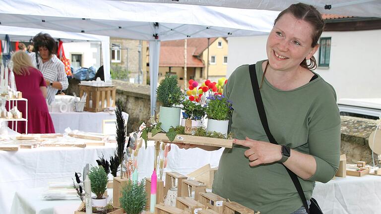 Schnäppchen shoppen, angenehme Sonnenstunden in der Pfarrhaus-Lounge genießen – das alles gab es bei „Mode & Pflanzen“ in Altbessingen. Schnäppchen shoppen, angenehme Sonnenstunden in der Pfarrhaus-Lounge genießen – das alles gab es bei „Mode & Pflanzen“ in Altbessingen.