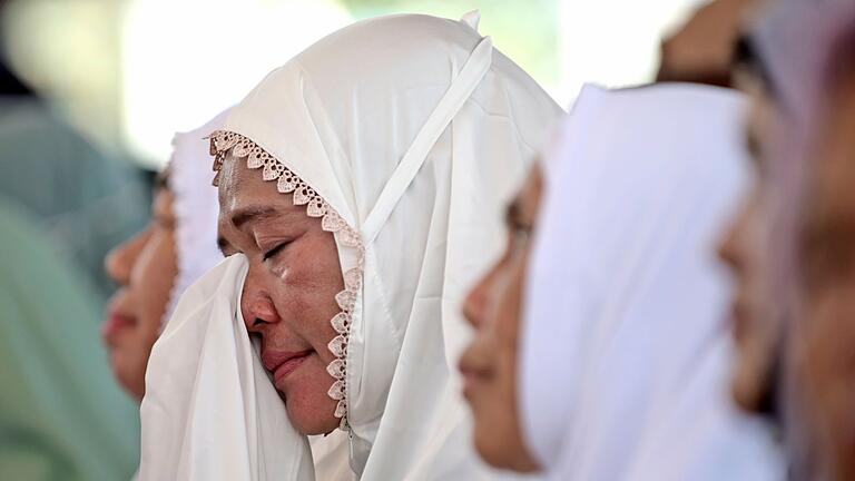 20. Jahrestag der Tsunami-Flut im Indischen Ozean       -  In Banda Aceh trauerten zahlreiche Menschen um die Toten der Katastrophe vor 20 Jahren.