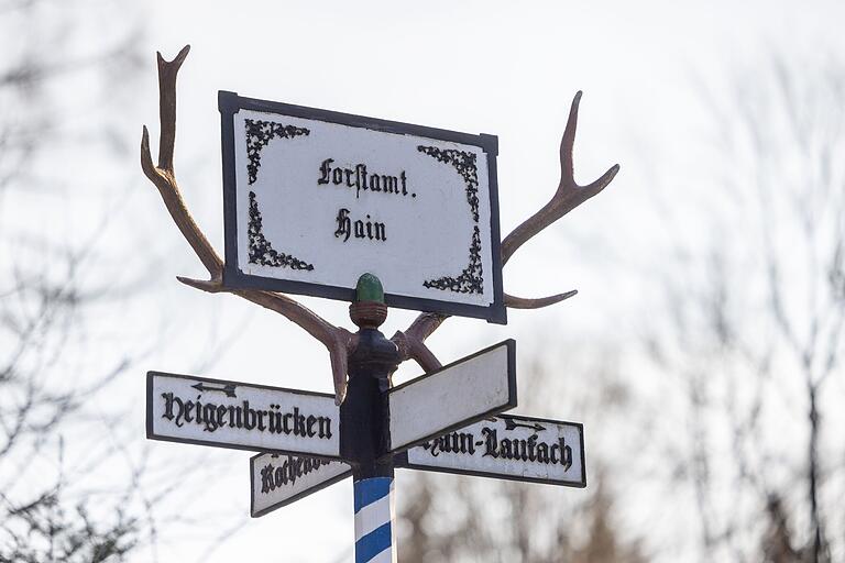 Hirschhörner sind urige Wegweiser, die noch aus den Anfangszeiten des Tourismus um 1870/1890 stammen. Hirschhörner sind urige Wegweiser, die noch aus den Anfangszeiten des Tourismus um 1870/1890 stammen.