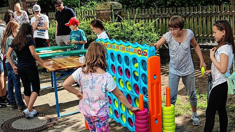 Die Großausgabe von &bdquo;Vier gewinnt&ldquo; war beliebt beim Schulfest der Realschule Lohr.