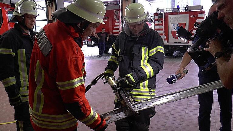 Eine Leichtigkeit war es auch für die Praktikanten, mit der Rettungsschere die Metallschiene zu durchschneiden.