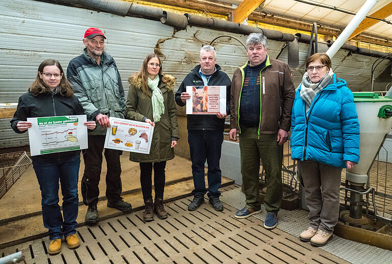 Einen fairen Preis fordert der Bayerische Bauernverband bei einem Haltungswechsel für mehr Tierwohl. Im Bild (von links): Kristina Moog von der BBV-Geschäftsstelle Geldersheim, BBV-Ortsvorsteher Erich Werner aus Poppenhausen, Kreisbäuerin Barbara Göpfert, Kreisobmann Michael Reck sowie das Landwirt-Ehepaar Harald und Doris Schleichert, die wegen zu geringer Erlöse ihre Schweinemast aufgegeben haben.