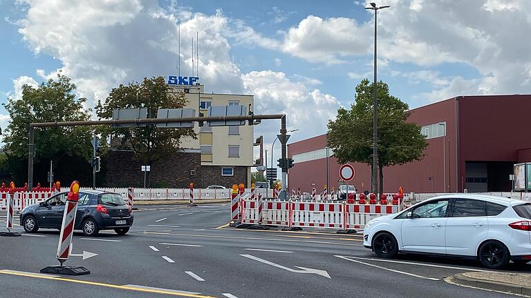 Die Sperrung der Ernst-Sachs-Straße an der Ampel vor der Hahnenhügelbrücke in Schweinfurt.