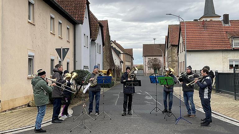 Mit fränkischer Musik läutete der Musikverein Kolitzheim unter Leitung von Peter Häusner an Silvester in bewährter Weise das neue Jahr ein. Das alljährliche Neujahrsanblasen ist eine feste Tradition in Kolitzheim und erfreut die Dorfbewohner. Bei diesem alten Brauch treffen sich die Musiker an vielen Stationen im Dorf, um mit ihrer Musik Segen und Glück für das bevorstehende Jahr zu bringen. Die Dorfbewohner kommen zusammen und wünschen sich einen guten Beschluss und alles Gute für das neue Jahr. Diese Tradition stärkt das Miteinander und die Dorfgemeinschaft und ist eine gute Gelegenheit über Begebenheiten des zu Ende gehenden Jahres zu reden sowie gute Vorsätze für das Neue Jahr auszutauschen.