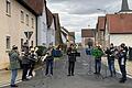 Mit fränkischer Musik läutete der Musikverein Kolitzheim unter Leitung von Peter Häusner an Silvester in bewährter Weise das neue Jahr ein. Das alljährliche Neujahrsanblasen ist eine feste Tradition in Kolitzheim und erfreut die Dorfbewohner. Bei diesem alten Brauch treffen sich die Musiker an vielen Stationen im Dorf, um mit ihrer Musik Segen und Glück für das bevorstehende Jahr zu bringen. Die Dorfbewohner kommen zusammen und wünschen sich einen guten Beschluss und alles Gute für das neue Jahr. Diese Tradition stärkt das Miteinander und die Dorfgemeinschaft und ist eine gute Gelegenheit über Begebenheiten des zu Ende gehenden Jahres zu reden sowie gute Vorsätze für das Neue Jahr auszutauschen.