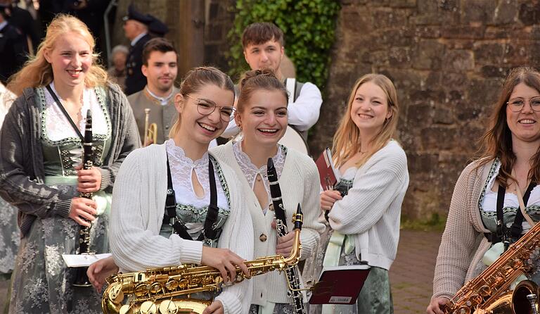 Die Musikantinnen und Musikanten warten auf ihren Einsatz. Die Musikantinnen und Musikanten warten auf ihren Einsatz.