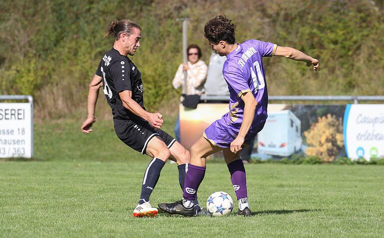 Sommerhausens Daniel Bernard (links) im Zweikampf mit Dominik Röder vom TSV Grombühl.