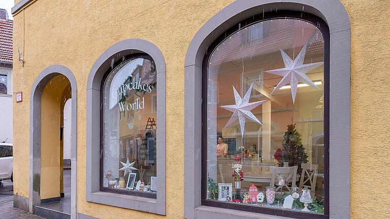 Durch die Schaufenster können Passanten der Auftragskonditorin beim Backen und Verzieren der Torten sowie süßem Naschwerk zuschauen. Durch die Schaufenster können Passanten der Auftragskonditorin beim Backen und Verzieren der Torten sowie süßem Naschwerk zuschauen.