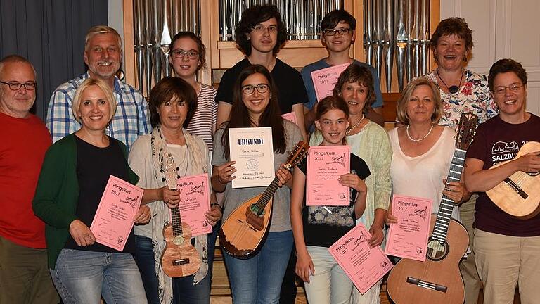 Beim Pfingstkurs in der Musikakademie Hammelburg griffen in die Saiten (vorne von links) Steffi Völker, Sigrid Wetzel, Paula Völker, Teresa Bednarz, Reini Becker, Beate Tarkian, Elke Krahm, (hinten ) Oliver Kälberer, Michael Diedrich, Ann-Kathrin Engelhaupt, Alexander Esgen, Jonathan Esgen und Petra Breitenbach.