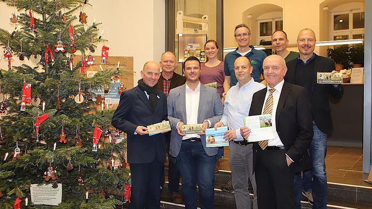 Unterm Weihnachtsbaum im Foyer der Touristinformation im Landratsamt wurde jetzt das Jahresprogramm 2019 des Vereins Naturpark und Biosphärenreservat Bayerische Rhön vorgestellt. Das Bild zeigt (vorne von links): Thorn Plöger (Rhön GmbH), Bernd Fischer (Umweltbildungsstätte Oberelsbach), Michael Dohrmann, Landrat Thomas Habermann sowie hinten (von links): Michael Geier, Veronika Urban (Umweltbildungsteam), Dr. Joachim Schneider (Umweltbildungsstätte Oberelsbach), Claus Schenk und Klaus Spitzl.