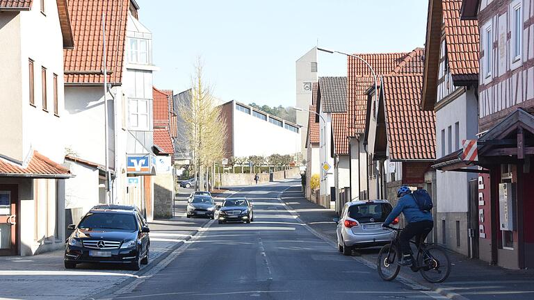 Mit gemischten Gefühlen wird in Herschfeld dem Ausbau der Durchfahrtsstraße Richtung Rhön-Klinikum entgegengeblickt. Der Kreisausschuss ermächtigte den Landrat den entsprechenden Auftrag zu vergeben.