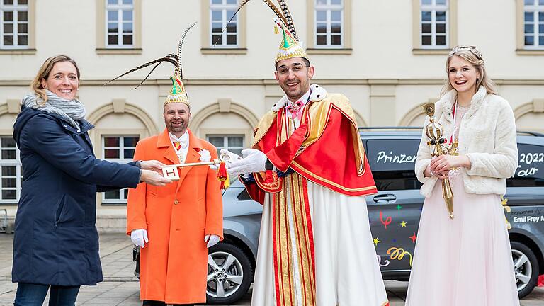 Die Bürgermeisterin Judith Jörg übergibt den Rathausschlüssel dem Prinzenpaar Suheib I. und Selina I. am Rathaus-Innenhof. Die Bürgermeisterin Judith Jörg übergibt den Rathausschlüssel dem Prinzenpaar Suheib I. und Selina I. am Rathaus-Innenhof.