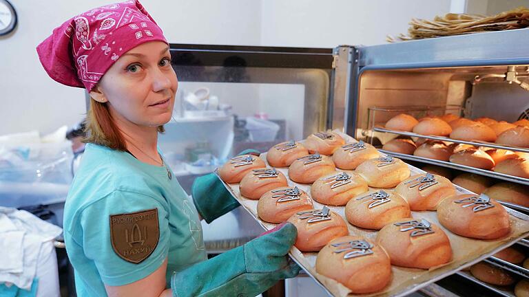 Julia backt täglich als Freiwillige für 1500 Soldaten Brötchen.