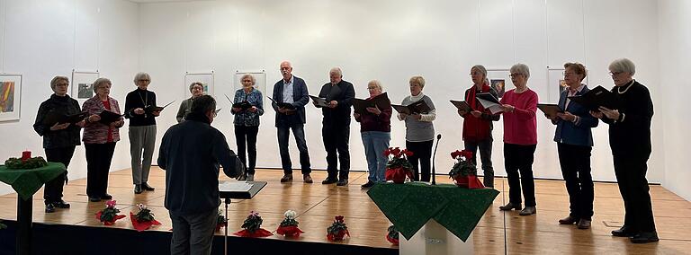 Neben Kindern des Kinderhauses umrahmte auch der Traditionschor unter der Leitung von Dekanatskantor Karl-Heinz Sauer die Adventsfeier. Neben Kindern des Kinderhauses umrahmte auch der Traditionschor unter der Leitung von Dekanatskantor Karl-Heinz Sauer die Adventsfeier.