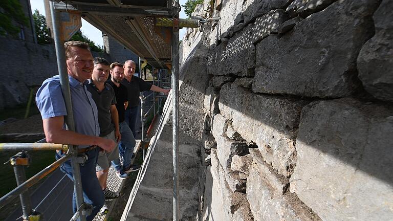 Deutlich ist der Unterschied zwischen dem bereits sanierten Strebepfeiler hinten und dem zerrütteten Gemäuer im Vordergrund zu sehen. Im Bild von links Bürgermeister Peter Juks, Bautechniker Manuel Wagner, Steinmetz Daniel Brauch und Bauhofleiter Siegfried Uhl. Deutlich ist der Unterschied zwischen dem bereits sanierten Strebepfeiler hinten und dem zerrütteten Gemäuer im Vordergrund zu sehen. Im Bild von links Bürgermeister Peter Juks, Bautechniker Manuel Wagner, Steinmetz Daniel Brauch und Bauhofleiter Siegfried Uhl.
