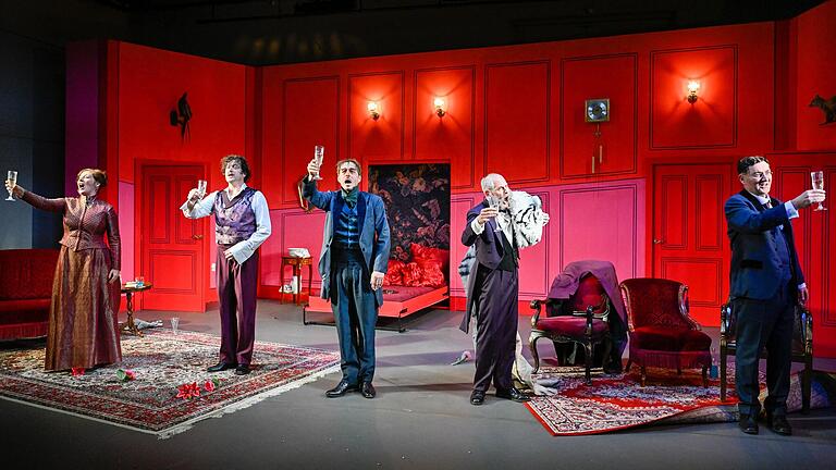 Na dann Prost (von links): Nina Mohr (in der Premiere sprang Daira Lik ein), Zlatko Maltar, Hannes Berg, Georg Zeies und Tom Klenk in 'Die Affäre Rue de Lourcine'. Na dann Prost (von links): Nina Mohr (in der Premiere sprang Daira Lik ein), Zlatko Maltar, Hannes Berg, Georg Zeies und Tom Klenk in 'Die Affäre Rue de Lourcine'.