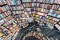 Buchhandlung       -  Blickt man auf die Neuerscheinungen des Frühjahrs, zeigt sich: Eskapismus ist out. Aktuelle Romane spiegeln den Zeitgeist, kommentieren das gesellschaftspolitische Geschehen und zeichnen ein eher düsteres Bild der Gegenwart.