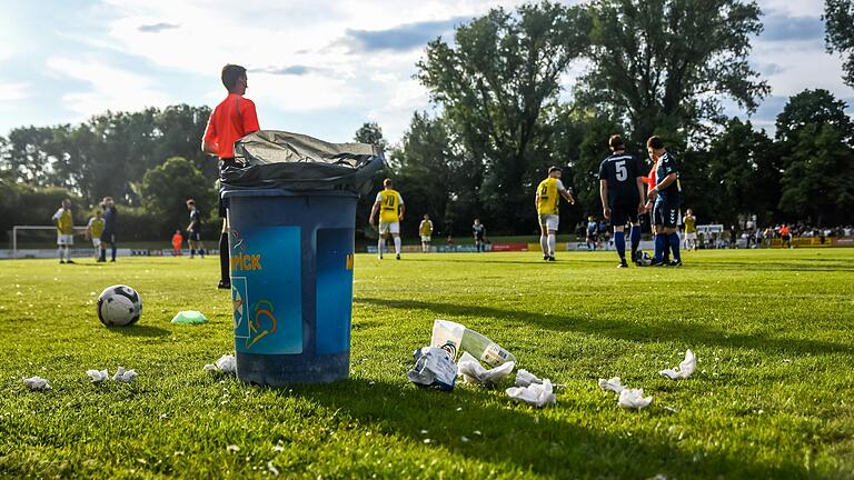 Ein Mülleimer, der da eigentlich nichts zu suchen hat: Weil sich Fans der SG Lendershausen/Ostheim mächtig über einen Foulelfmeter in der 120. Minute aufgeregt hatten, flog die Tonne samt Inhalt aufs Spielfeld. Ein Wurf, der wohl Folgen haben wird für den Verein.