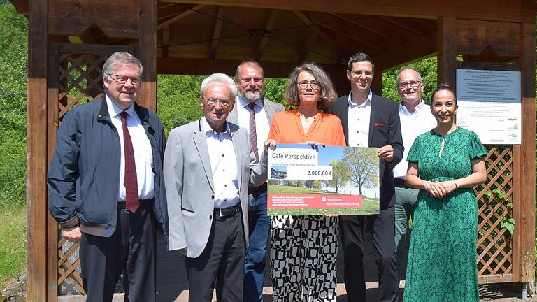 Bei der symbolischen Scheckübergabe von links: Volkmar Halbleib, zweiter stellvertretender Vorsitzender des BRK-Kreisverbandes Würzburg, Erich Beck, Landrat Thomas Eberth, Sybille Ludewig-Pechtl, Andreas Mahler, Gebietsdirektor der Sparkasse, Michael Urbas, Bereichsleiter Sozialpsychiatrie des BRK, und Hülya Düber, Sozialreferentin der Stadt Würzburg und stellvertretende Vorsitzende des Vereins Perspektive Bei der symbolischen Scheckübergabe von links: Volkmar Halbleib, zweiter stellvertretender Vorsitzender des BRK-Kreisverbandes Würzburg, Erich Beck, Landrat Thomas Eberth, Sybille Ludewig-Pechtl, Andreas Mahler, Gebietsdirektor der Sparkasse, Michael Urbas, Bereichsleiter Sozialpsychiatrie des BRK, und Hülya Düber, Sozialreferentin der Stadt Würzburg und stellvertretende Vorsitzende des Vereins Perspektive