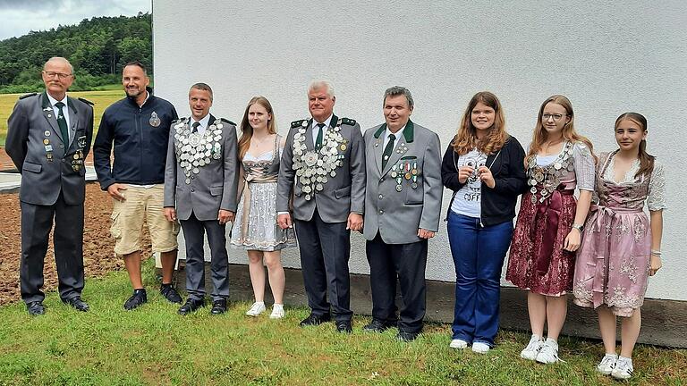 Schützenmeister Bernd Fischer (links) gratulierte den neuen Mitgliedern des Königshauses Jürgen Schneyer, Thomas Lutz, Lisa Wirsing, Gerhard Grone, Norbert Sillmann, Rosalie Grenzer, Hannah Lutz und Luise Lutz.