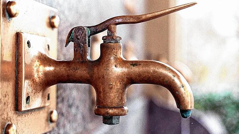 Heilwasser kann man in Bad Kissingen öffentlich zapfen. Heilwasser kann man in Bad Kissingen öffentlich zapfen.