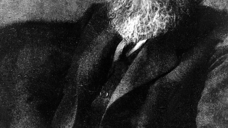 Der erste bayerische Ministerpräsident Kurt Eisner. Am 21. Februar 1919 wurde er von dem antisemitischen Ex-Leutnant Anton Graf Arco auf Valley in München ermordet. Der erste bayerische Ministerpräsident Kurt Eisner. Am 21. Februar 1919 wurde er von dem antisemitischen Ex-Leutnant Anton Graf Arco auf Valley in München ermordet.