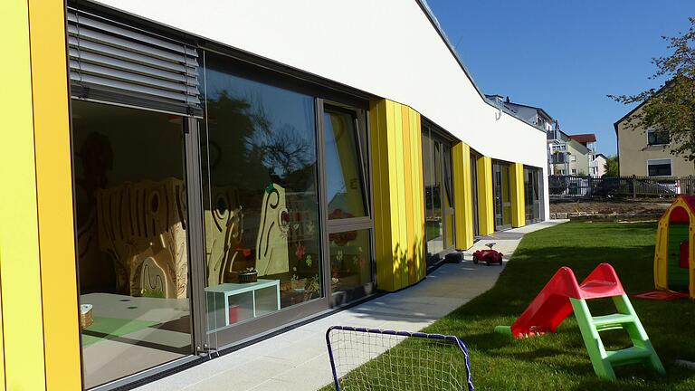 Die geschwungene Form und der sonnige Anstrich der Fassade lassen die Größe des Anbaues vergessen. Im Frühjahr werden auch die frisch angesäten Flächen zur Benutzung freigegeben. Im Innern zu erkennen: die Bewegungslandschaften des Holzkünstlers Reinhold Albert, die bei den beiden Gruppen sehr gefragt sind. Die geschwungene Form und der sonnige Anstrich der Fassade lassen die Größe des Anbaues vergessen. Im Frühjahr werden auch die frisch angesäten Flächen zur Benutzung freigegeben. Im Innern zu erkennen: die Bewegungslandschaften des Holzkünstlers Reinhold Albert, die bei den beiden Gruppen sehr gefragt sind.