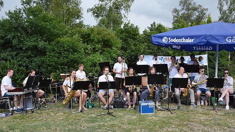 Die Bigband der Berufsfachschule für Musik unter der bewährten Leitung von Udo Schneider begeisterte die mehr als 100 Gäste, die zum Saalemusicum gekommen waren.