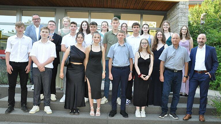 Die 24 Absolventinnen und Absolventen der Realschule Hofheim mit Rektor Stefan Wittmann (Zweiter von links) und Konrektor Frank Ziegler (rechts).