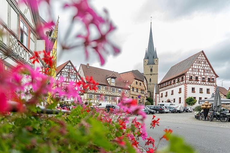 Der Marktplatz in Zeil mit Fachwerkhaus-Ensemble: Wer nach der Wanderung noch einen Bummel durch die Stadt machen möchte, hat eine schöne Kulisse. Der Marktplatz in Zeil mit Fachwerkhaus-Ensemble: Wer nach der Wanderung noch einen Bummel durch die Stadt machen möchte, hat eine schöne Kulisse.