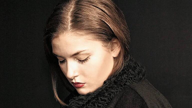 Nathalie Schenkel mag es am liebsten schlicht, dafür mit Liebe zum Detail: Dieser Mantel ist ein Teil, das sie für die Kollektion ihrer Abschlussarbeit entwarf. Nathalie Schenkel mag es am liebsten schlicht, dafür mit Liebe zum Detail: Dieser Mantel ist ein Teil, das sie für die Kollektion ihrer Abschlussarbeit entwarf.