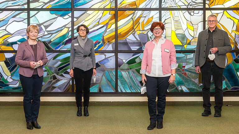 Das Team der Krankenhausseelsorge im Leopoldina: Im Bild (von links)  Christa Weinzierl (Grüne Damen), Pastoralreferentin Graziella Augelli-Pöppel, Pfarrerin Susanne Rosa und Pfarrer Franz Feineis. Auf dem Bild fehlt Diakon Karl Pöppel.