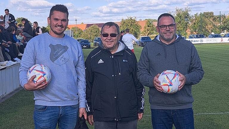 Preisübergabe durch KEAB Helmut Wittiger an den 1. Vorsitzenden der SpVgg Gülchsheim Uwe Hirsch(links) daneben der VEAB der Spvgg Klaus Rock.