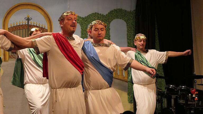 Mit einem Ouzo-Tanz begeisterte das Männerballett das Publikum bei der Büttensitzung in Horhausen. Mit einem Ouzo-Tanz begeisterte das Männerballett das Publikum bei der Büttensitzung in Horhausen.