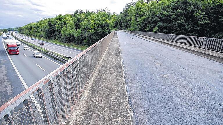 Abriss-Kandidatin: Die Mainsondheimer Autobahnbrücke wird dem sechsspurigen Ausbau der A 3 weichen müssen. Die Gnadenfrist ist allerdings lange: Die Autobahndirektion Nordbayern rechnet mit mindesten fünf Jahren, bevor die ersten Baumaschinen rollen. Abriss-Kandidatin: Die Mainsondheimer Autobahnbrücke wird dem sechsspurigen Ausbau der A 3 weichen müssen. Die Gnadenfrist ist allerdings lange: Die Autobahndirektion Nordbayern rechnet mit mindesten fünf Jahren, bevor die ersten Baumaschinen rollen.