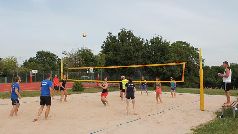 Elf Mannschaften wetteiferten beim Sporttag der Polizeiinspektionen aus der Region Main-Rhön in Mellrichstadt um den Pokal im Beachvolleyball. Elf Mannschaften wetteiferten beim Sporttag der Polizeiinspektionen aus der Region Main-Rhön in Mellrichstadt um den Pokal im Beachvolleyball.