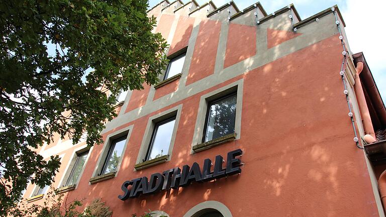 Die große Veranstaltungshalle in der Stadthalle in Gerolzhofen ist nun schon seit zwei Jahren gesperrt. Das soll sich jetzt ändern. Die große Veranstaltungshalle in der Stadthalle in Gerolzhofen ist nun schon seit zwei Jahren gesperrt. Das soll sich jetzt ändern.