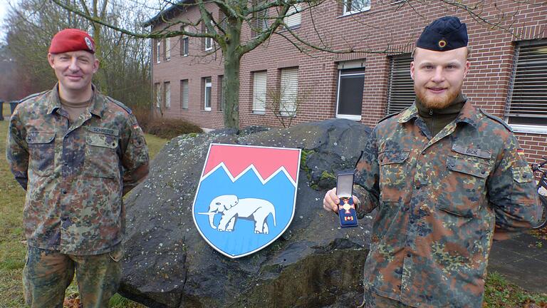 Elvis Dick (rechts) in der Kaserne in Volkach mit Bataillonskomandeur Holm Schreiter, der dem Zeitsoldaten im Auftrag des Bundesverteidigungsministeriums das Ehrenkreuz der Bundeswehr in Gold verlieh.