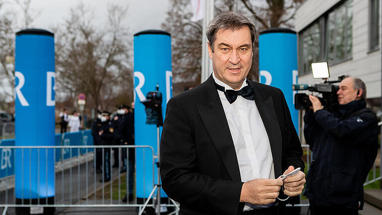 Der Bayerische Ministerpräsident (CSU)  Dr. Markus Söder steht am Eingang der Mainfrankensäle am Mittwoch 16.02.22 zur Aufzeichnung von Fastnacht in Franken in Veitshöchheim.